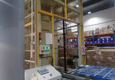 卷簾門+叉車對(duì)接往復(fù)式提升機(jī)